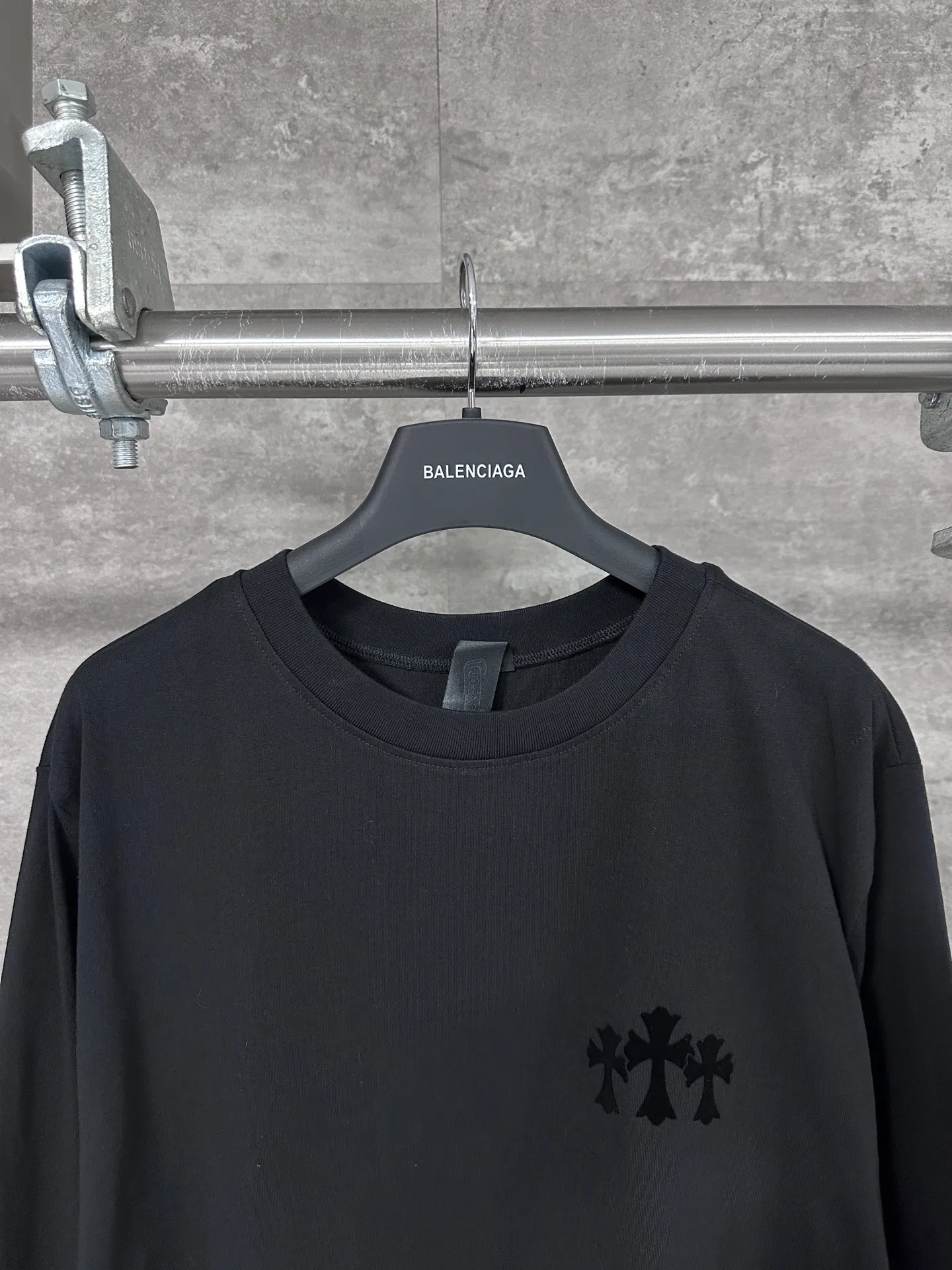 P290 Chrome Hearts/Chrome Hearts CH black flocked cross round neck long sleeves, custom-woven and dyed 40 yarn surface pattern with scratchy fabric, ready-made garments are made of YB consistent electrostatic flocking process, which is not an ordinary lettering mold process, and the colors are different at different angles. Brand new collar label (not the previous leather label) and washed label.  Size：S/M/L/XL